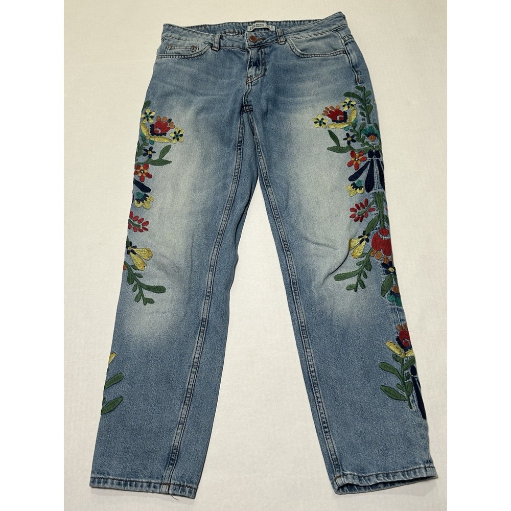 Zara Flower Embroidered Jeans. Size 2
